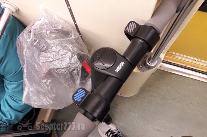 Самокат Ninebot KickScooter ES1 в метро