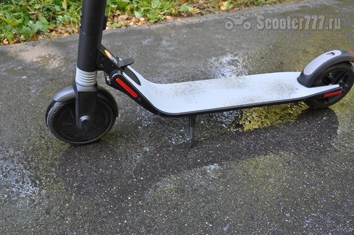Ninebot KickScooter на мокрой дороге
